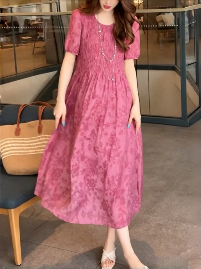 Summer Clothing Tagline - エレガントなAラインワンピース、モノグラム刺繍クリップタグ、ダークパターン、高級感のある婦人服、夏シーズン、薄手生地、半袖