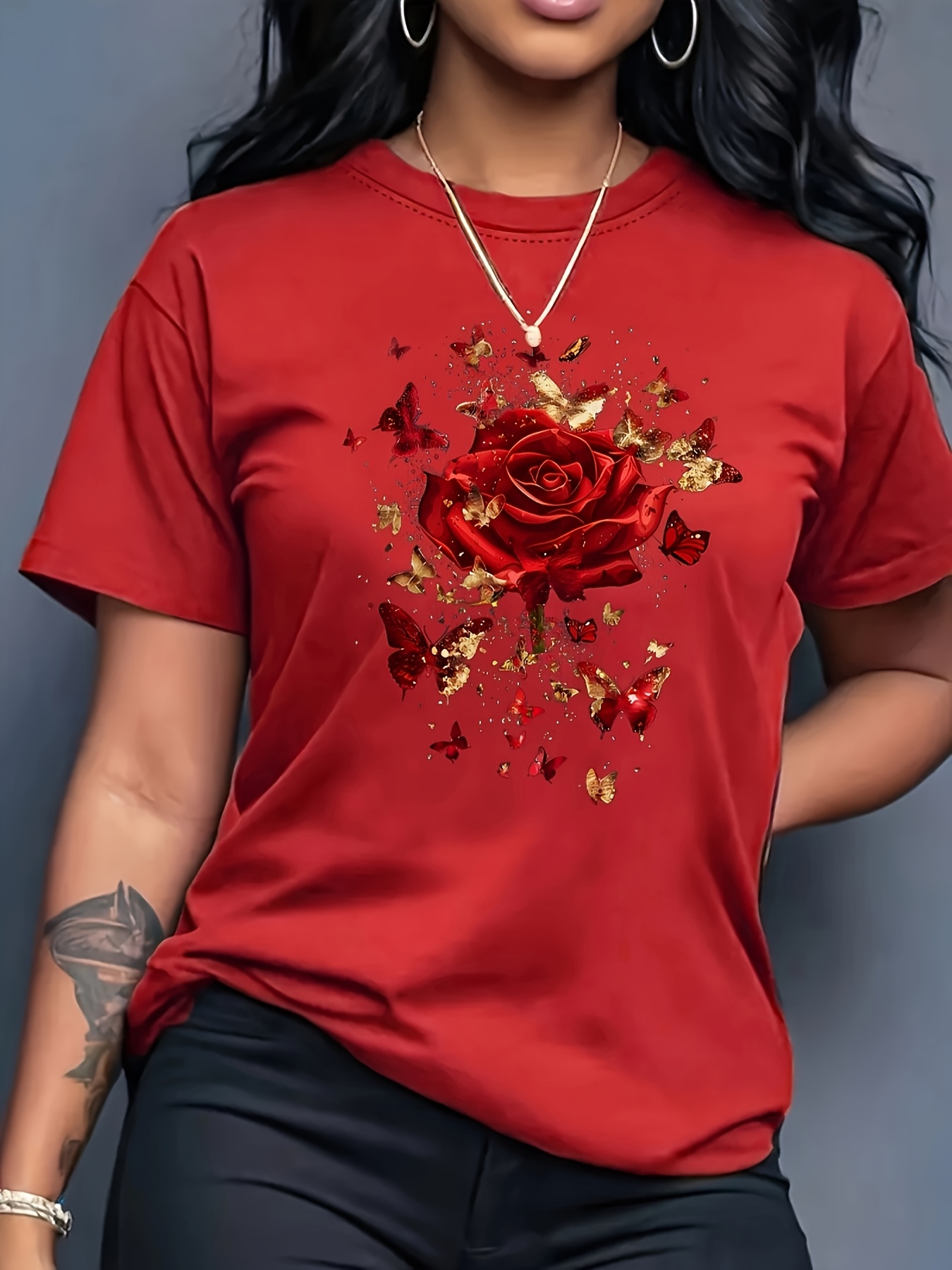 女性のカジュアルスポーツ Tシャツ花柄赤いバラと蝶プリント  - Summer Rose Clothing のレビューと価格