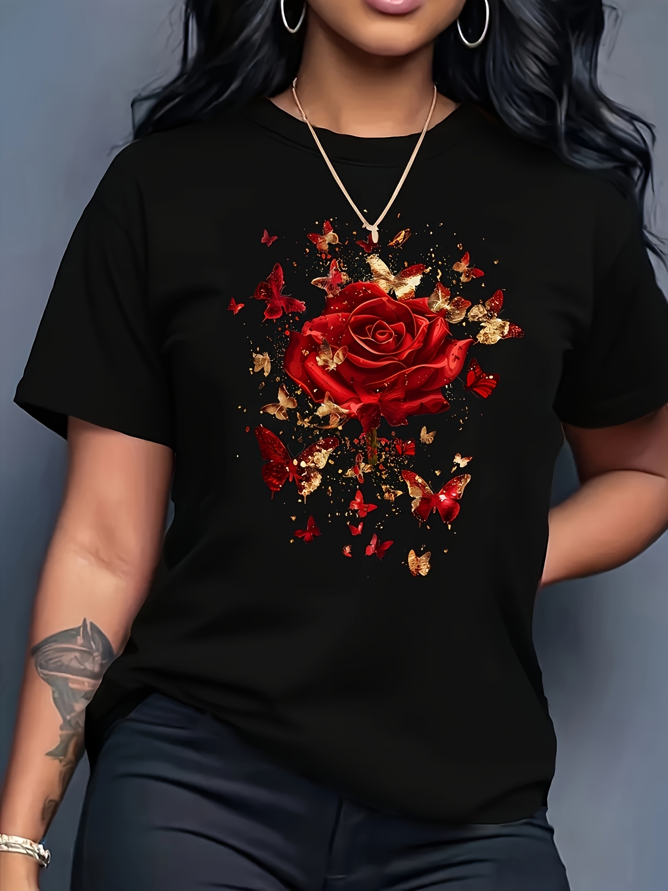 女性のカジュアルスポーツ Tシャツ花柄赤いバラと蝶プリント  - Summer Rose Clothing のレビューと価格